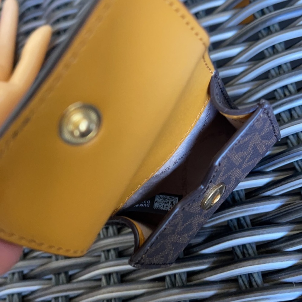Michael Kors Jet Set Travel AirPod Case - Picture 12 of 16